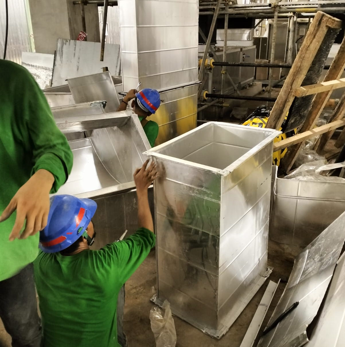 Teknisi AC sedang melakukan perawatan unit AC